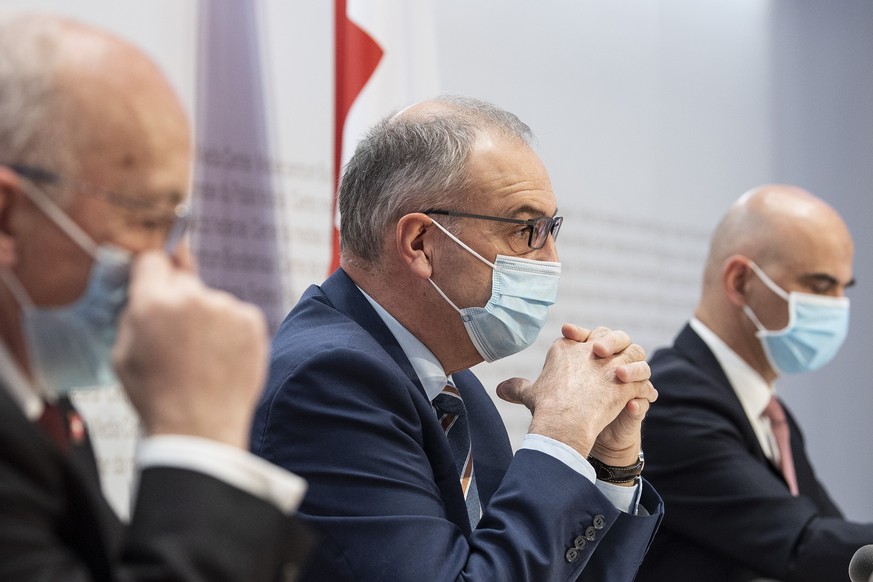 Bundesrat Ueli Maurer, Bundespraesident Guy Parmelin und Bundesrat Alain Berset, von links, sprechen an einer Medienkonferenz zu Covid 19 Massnahmen, am Mittwoch, 27. Januar 2021, in Bern. (KEYSTONE/P ...