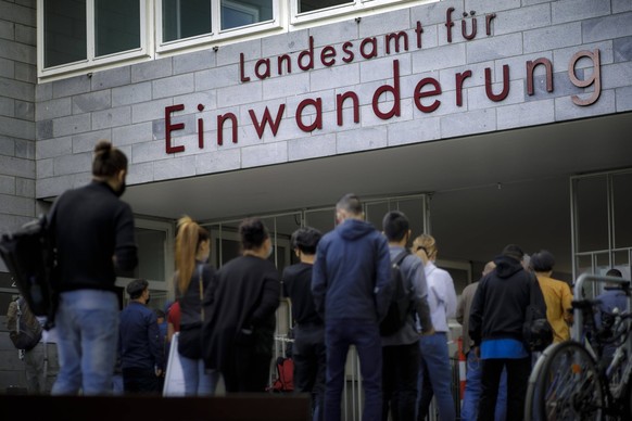 Wartende Menschen stehen vor dem Landesamt fuer Einwanderung in Berlin, 07.07.2020. Berlin Deutschland *** People waiting in front of the State Office for Immigration in Berlin, 07 07 2020 Berlin Germ ...