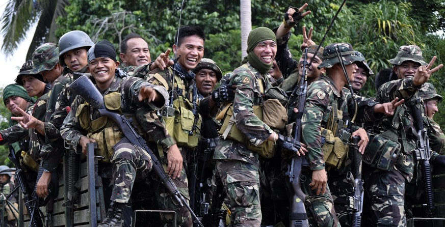 Die philippinischen Soldaten freuen sich über die Freilassung der Geiseln.