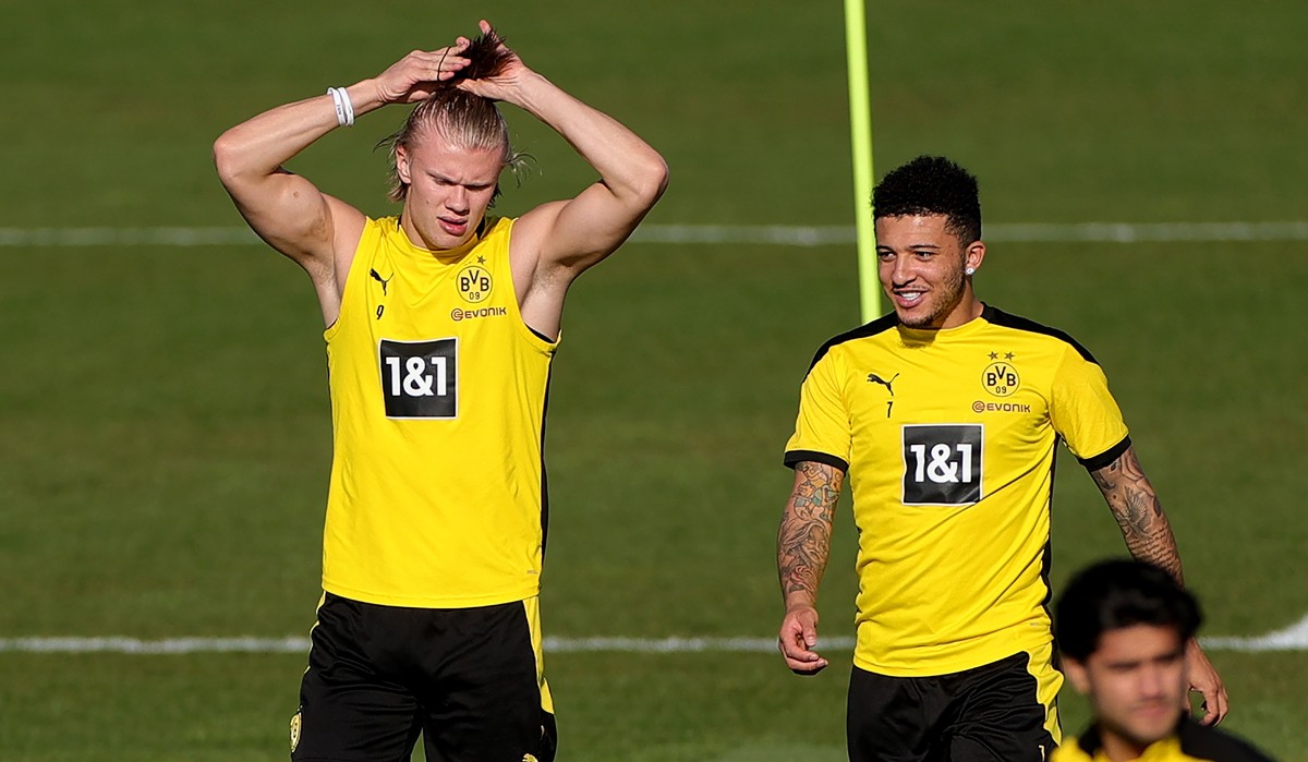 epa09164010 Dortmund players Erling Haaland (L) and Jadon Sancho (R) attend their team's training session in Dortmund, Germany, 27 April 2021. Borussia Dortmund will face Holstein Kiel in their G ...
