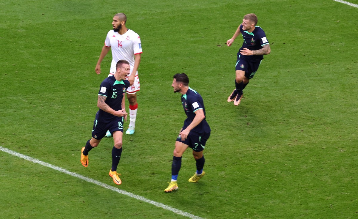 epa10329563 Mitchell Duke (L) of Australia celebrates with teammates after scoring the opening goal during the FIFA World Cup 2022 group D soccer match between Tunisia and Australia at Al Janoub Stadi ...