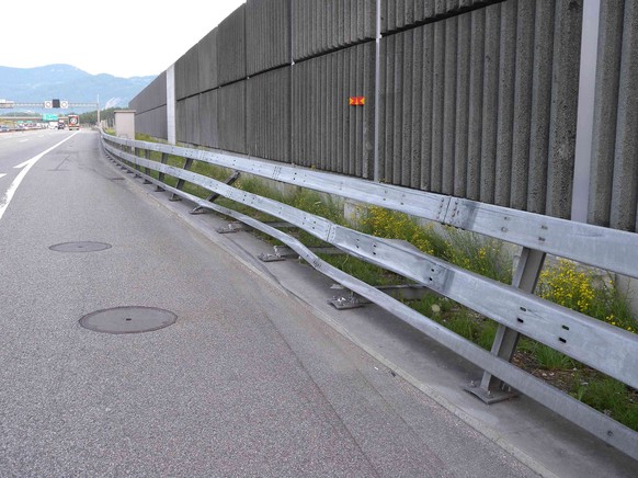 Der Car krachte in die Leitplanke.