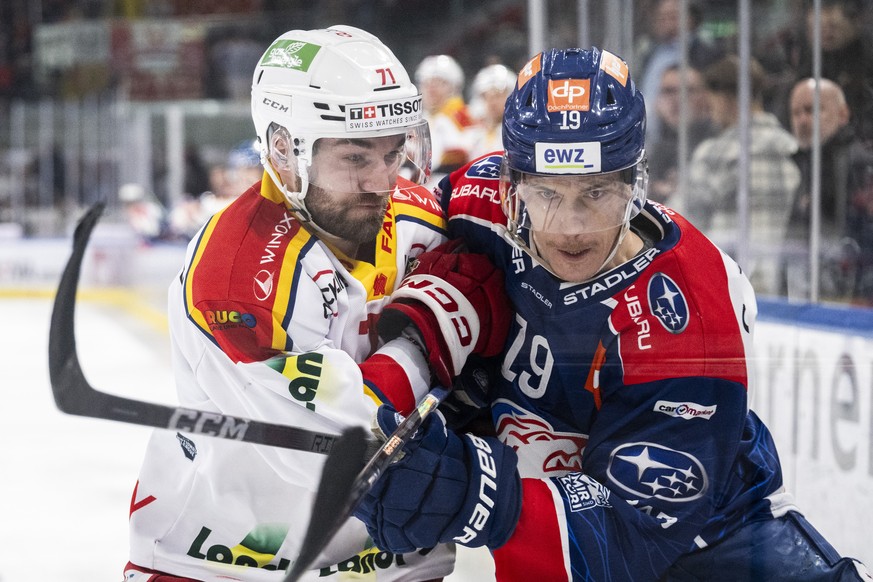 Biels Yanik Burren, links, kaempft um den Puck gegen Zuerichs Reto Schaeppi, rechts, im dritten Playoff Eishockeyspiel der National League zwischen den ZSC Lions und dem EHC Biel, am Mittwoch, 20. Mae ...