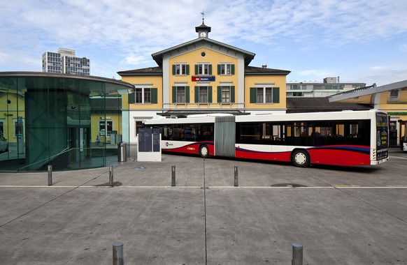 ARCHIVBILD ZUR HEUTIGEN MK VON POSTAUTO UND DER SBB BEZUEGLICH ZUSAMMENARBEIT IM DIGITALEN TICKETING - A bus is in front of the train station in Baden, canton of Aargau, Switzerland, pictured on July  ...