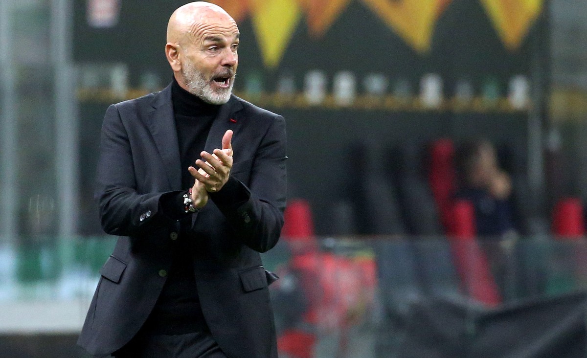 epa08801630 Milan's head coach Stefano Pioli reacts during the UEFA Europa League group H soccer match between AC Milan and Lille OSC at Giuseppe Meazza stadium in Milan, Italy, 05 November 2020. ...