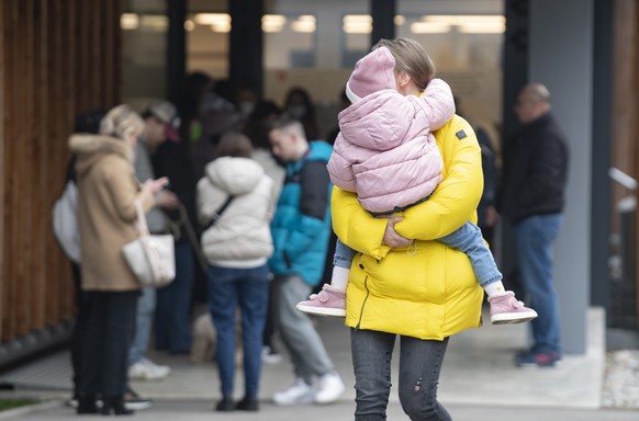 Fluechtlinge aus der Ukraine kommen im Bundesasylzentrum in Chiasso an, am Donnerstag, 17. Maerz 2022. Inzwischen sind wegen dem Krieg ueber 9000 Menschen aus der Ukraine in die Schweiz gefluechtet. ( ...