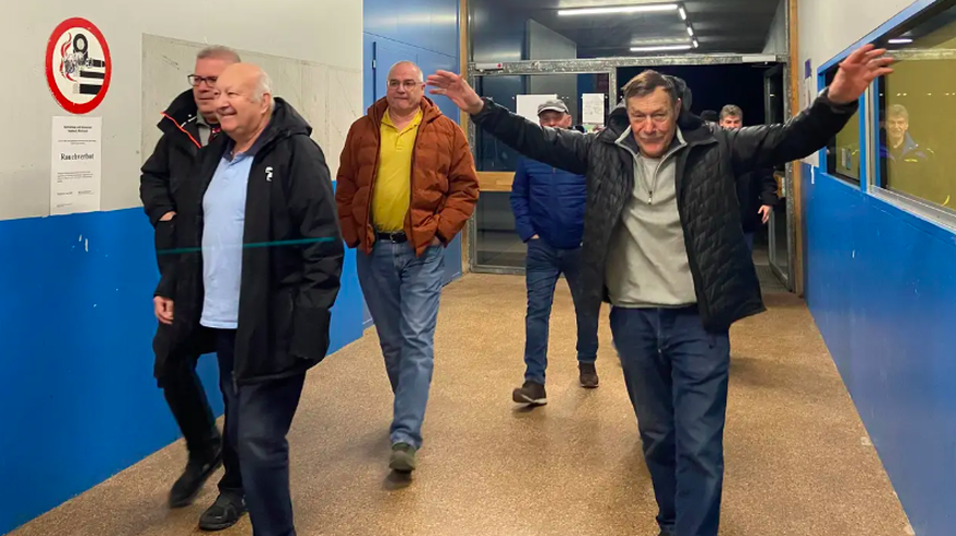 Der HC Fischbach-Göslikon hat den Halbfinal gegen den SC Freimettigen gewonnen und kann nun Schweizer Meister in der 3. Liga werden. Wir haben 50 Fans mit dem Car ans Spiel begleitet.