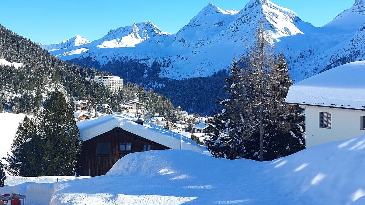 Arosa, Lenzerheide Themenbild - Skifahren, Skifahrer auf Skipisten in der Alpenregion Arosa und Lenzerheide in Graub