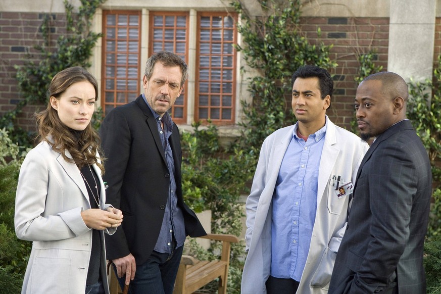 HOUSE, from left: Olivia Wilde, Hugh Laurie, Kal Penn, Omar Epps, Here Kitty , Season 5, ep. 518, airing March 16, 2009, 2004-. photo: Chris Haston / FOX / Courtesy Everett Collection 20thCentFox/Cour ...
