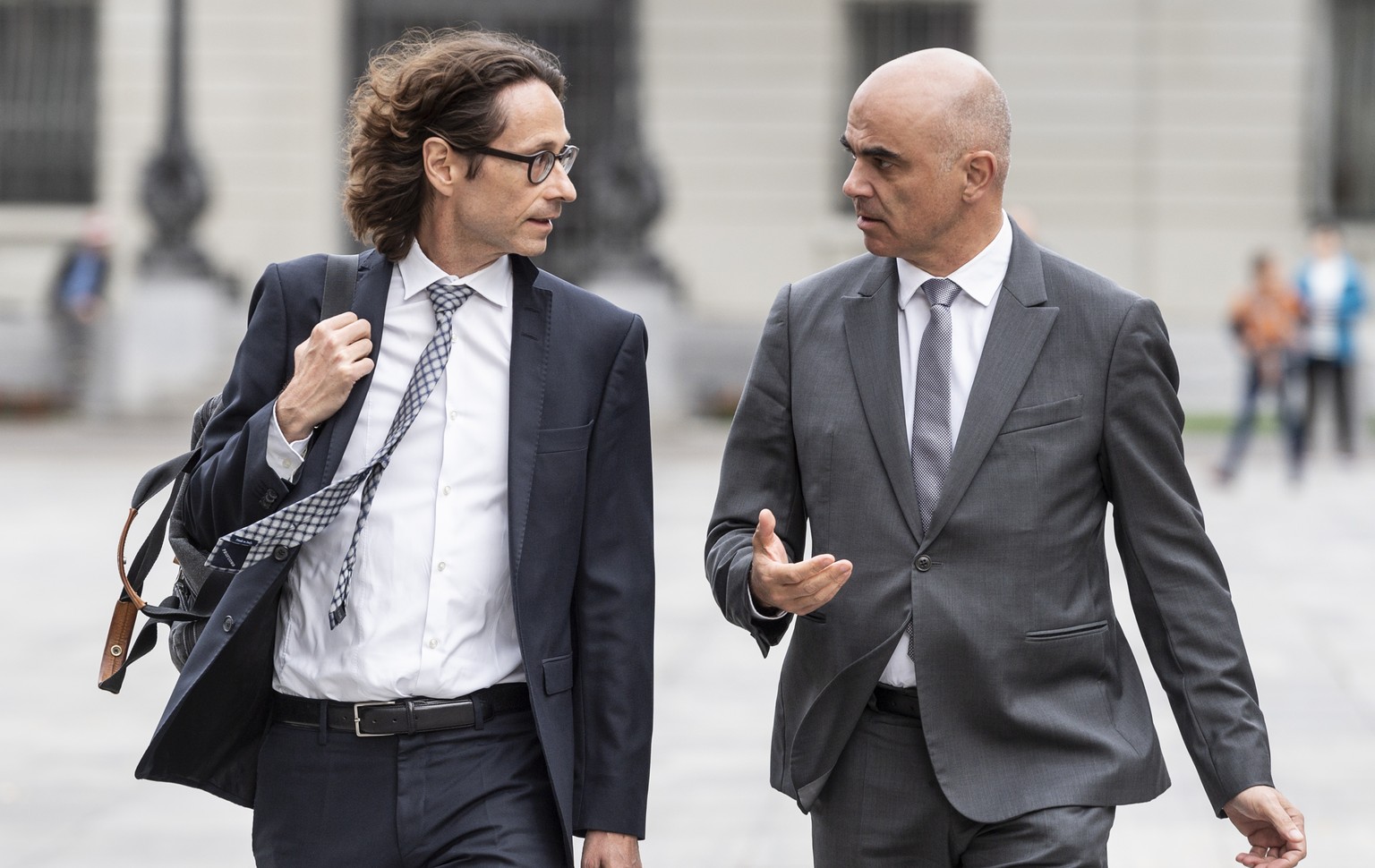 Bundesrat Alain Berset, rechts, schreitet mit seinem Kommunikationschef Peter Lauener zur Medienkonferenz, an welcher er im Anschluss an die Sitzung des Bundesrates die Eroerterungen der Regierung zur ...