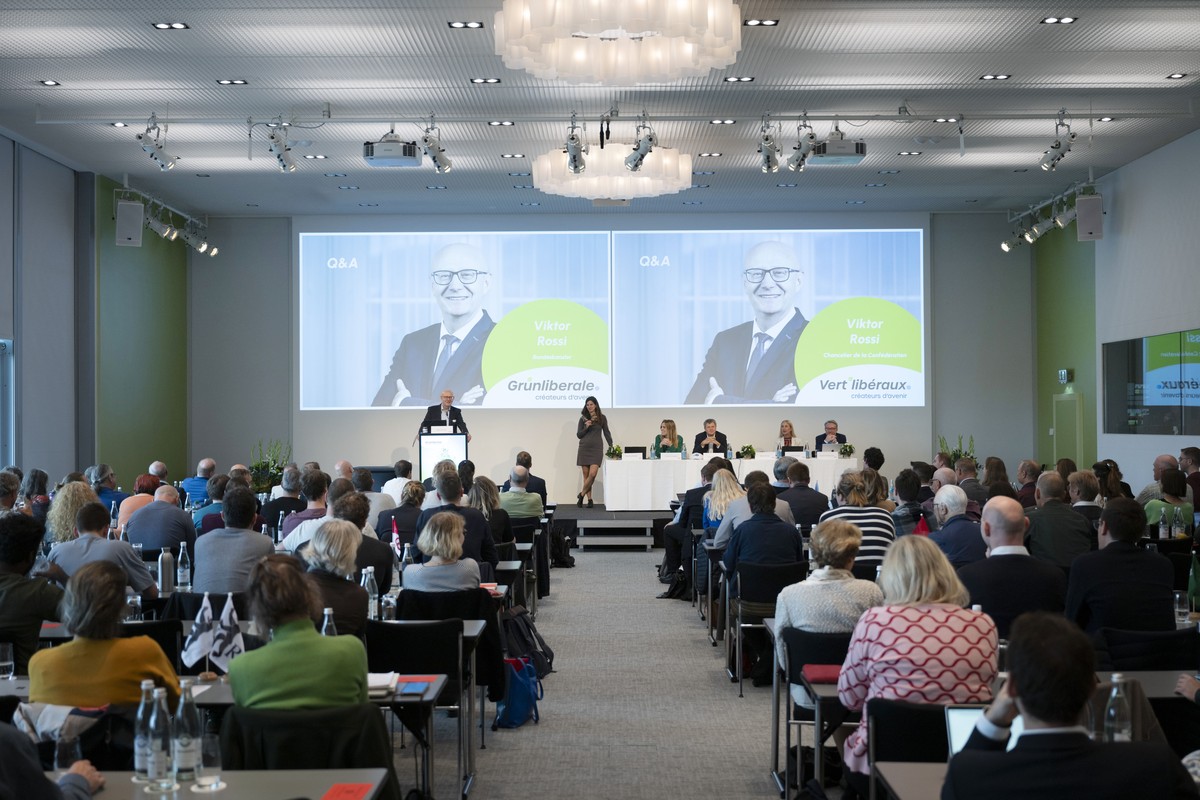 Viktor Rossi, Bundeskanzler, spricht anlaesslich der Delegiertenversammlung der Gruenliberalen Partei Schweiz (GLP) vom Samstag, 19. Oktober 2024 in Rueschlikon. (KEYSTONE/Christian Beutler)
