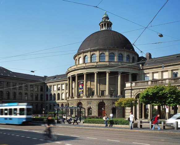 Blick auf das Hauptgebaeude der ETH (Eidgenoessische Technische Hochschule) an der Raemistrasse in Zuerich, aufgenommen am 28. April 2004. (KEYSTONE/Gaetan Bally) === , === : DIA, Mittelformat]