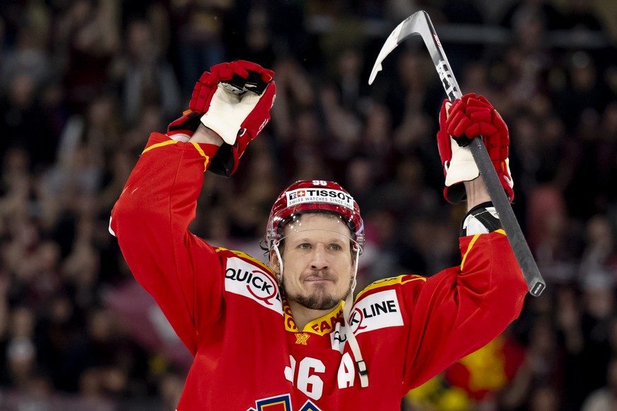 L&#039;attaquant biennois Damien Brunner celebre la victoire 3-2 lors du deuxieme match de la finale des play-off du Championnat de Suisse de hockey sur glace de National league entre le EHC Biel-Bien ...