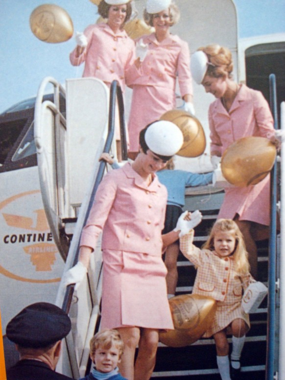 Auch die Continental Airlines setzte in den 60ern auf rosa, kombiniert mit weissen Hütchen. 