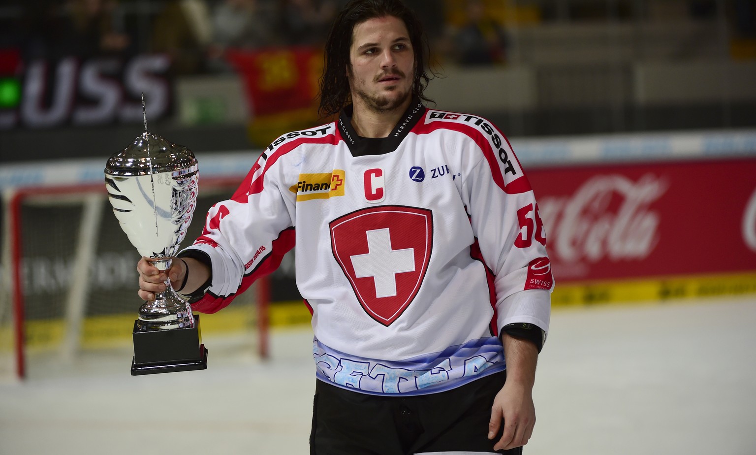 Captain Dino Wieser mit dem Pokal für den zweiten Rang.