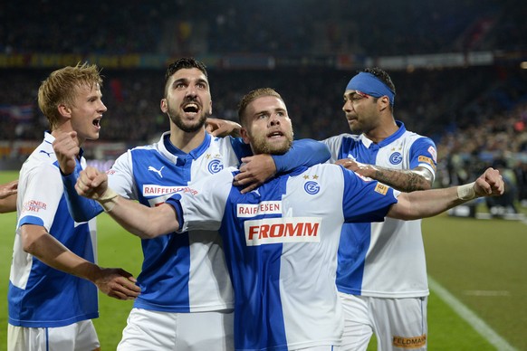 Der Zuercher Yoric Ravet, zweiter von rechts, jubelt ueber sein Tor im Fussball Meisterschaftsspiel der Super League zwischen dem FC Basel und dem Grasshopper Club Zuerich im Stadion St. Jakob-Park in ...