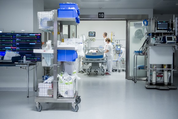 THEMENBILD ZU DEN PROGNOSEN DER KOF UEBER EINFLUSS DER CORONA-PANDEMIE AUF GESUNDHEITSKOSTEN --- Medical workers are monitoring a patient with Covid-19 in the intensive care unit at the the University ...