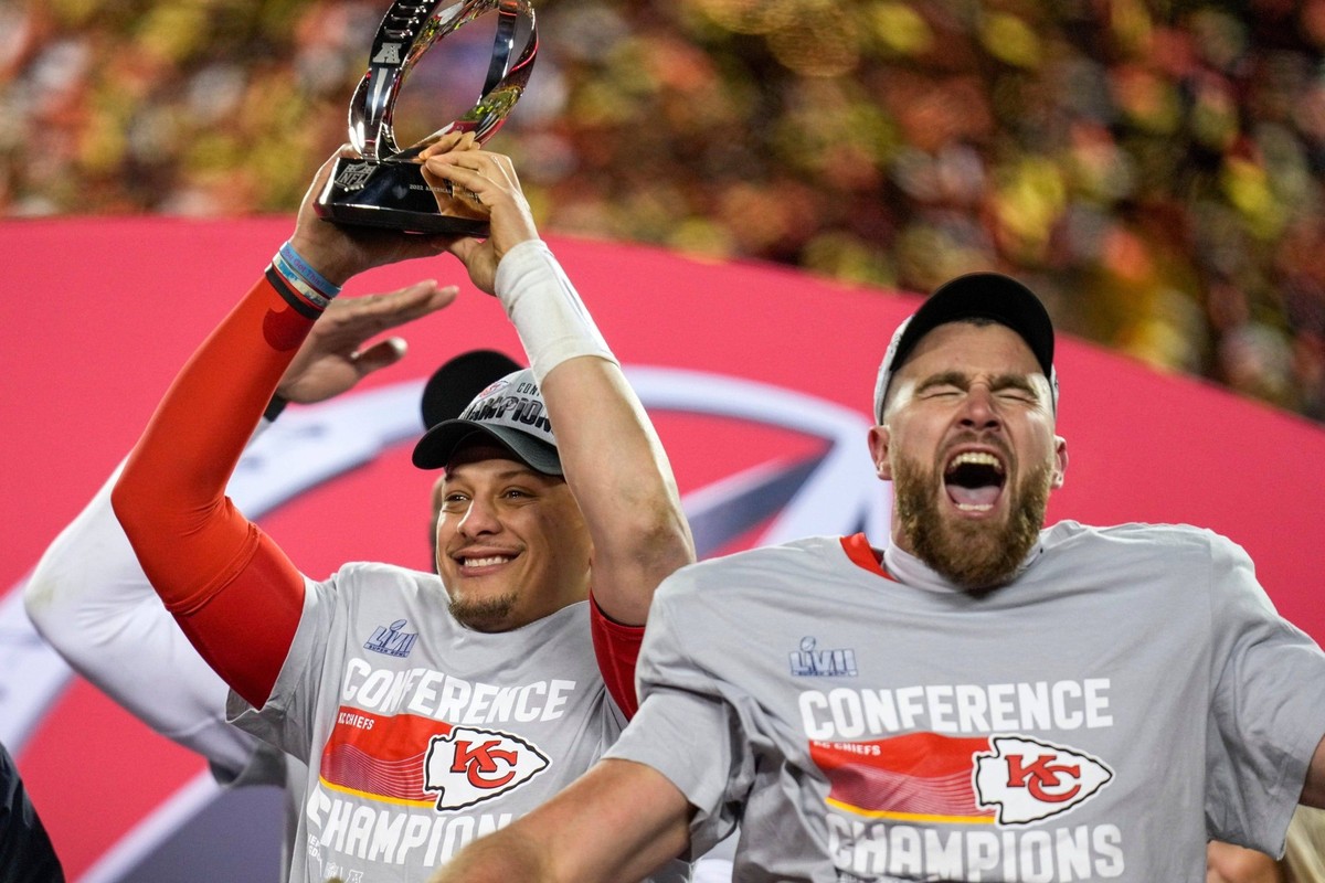 Syndication: USA TODAY Kansas City Chiefs quarterback Patrick Mahomes 15 raises the Lamar Hunt Trophy with tight end Travis Kelce 87 after the AFC championship NFL, American Football Herren, USA game  ...