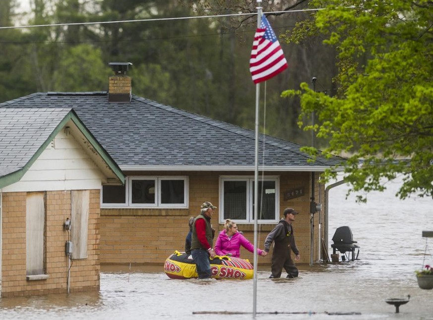 Einwohner in Beaverton im US-Staat Michigan bewegen sich nach