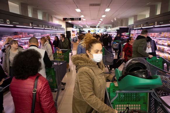 epa08293514 People shop in a supermarket in Barcelona, Catalonia, Spain, 14 February 2020, a day after the Spanish Government declared the alarm status in an attempt to contain COVI-19 spread. Spanish ...