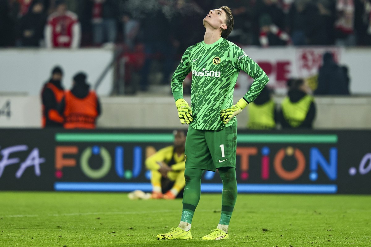 epa12691558 Goalkeeper Marvin Keller of Bern looks disappointed after losing the UEFA Europa League league phase match between VfB Stuttgart and Young Boys Bern, in Stuttgart, Germany, 29 January 2026 ...