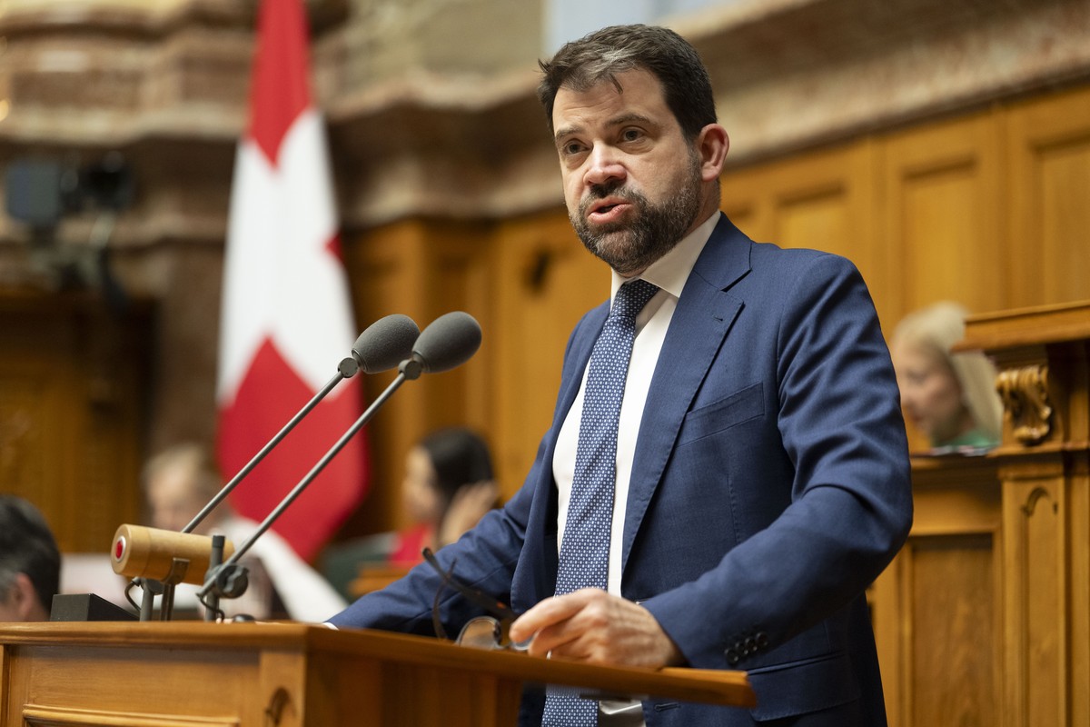 Nationalrat Damien Cottier, FDP-NE, spricht bei der Schlussabstimmungen zu '25.068 BRG. Jederzeit Strom fuer alle (Blackout stoppen). Volksinitiative und indirekter Gegenentwurf', am letzten ...