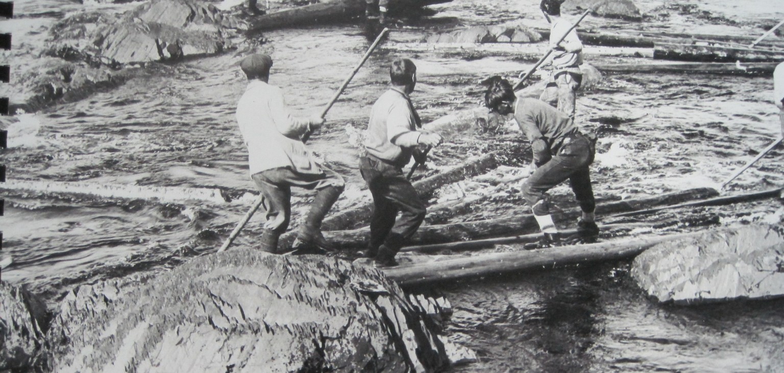 Der gefährliche und anstrengende Job der Flösser, hier am Exploits River, Neufundland, zwischen 1910 und 1919.&nbsp;