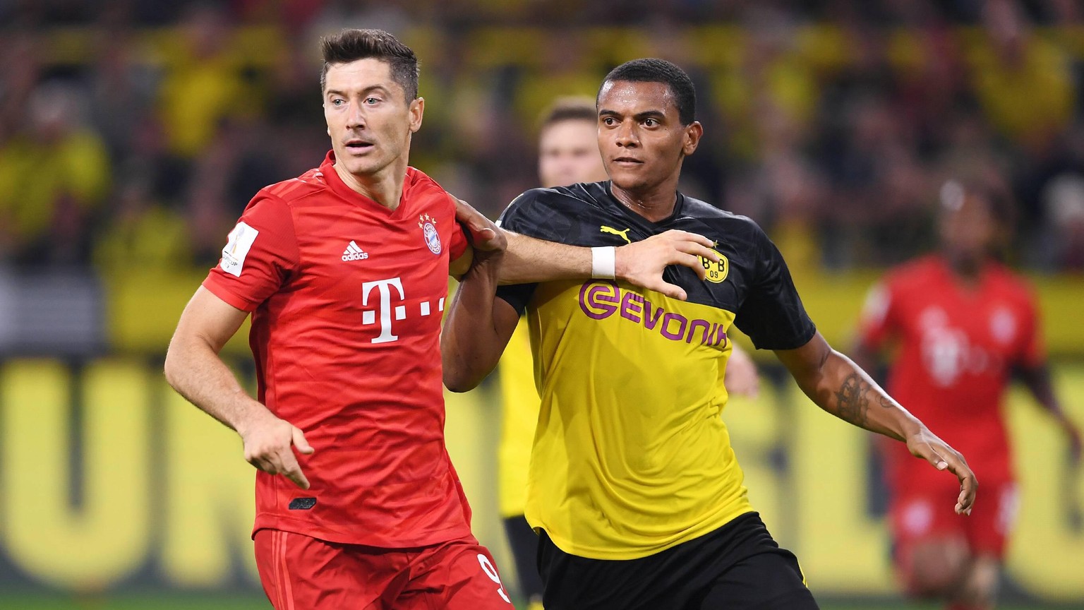 FUSSBALL 1. BUNDESLIGA SAISON 2019/2020 SUPERCUP FINALE Borussia Dortmund - FC Bayern Muenchen 03.08.2019 Robert Lewandowski (li, FC Bayern Muenchen) gegen Manuel Akanji (Borussia Dortmund) DFL regula ...