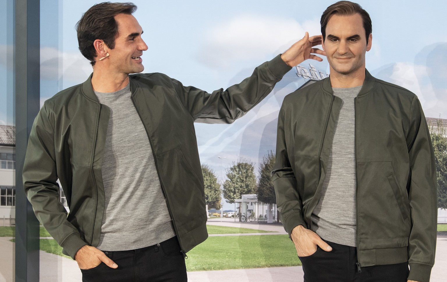 Der Schweizer Tennisspieler Roger Federer posiert neben seiner originaltreuen Figur anlaesslich des Mitarbeitertreffens von Kaffee-Vollautomaten-Hersteller Jura, aufgenommen am Samstag, 19. Oktober 20 ...