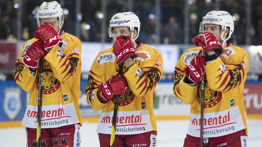 L&#039;attaquant de Langnau Elo Eero, gauche, le defenseur de Langnau Claudio Cadonau, centre, et le defenseur de Langnau Larri Leeger, lors de la rencontre du championnat suisse de hockey sur glace d ...