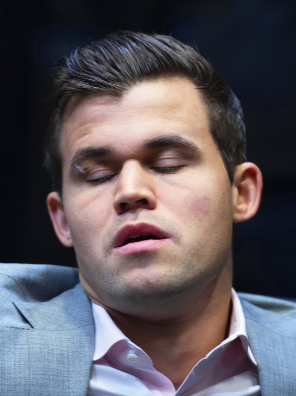 epa07191311 Norway&#039;s World Chess Champion Magnus Carlsen plays against US challenger Fabiano Caruana at the Round Twelve game during the World Chess Championship 2018 in London, Britain, 26 Novem ...