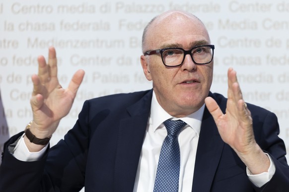 Bundesrat Martin Pfister spricht waehrend einer Medienkonferenz zum Bundesbeschluss ueber die Finanzierung von Ruestungsausgaben der Armee durch eine Erhoehung der Mehrwertsteuer (Eroeffnung Vernehmla ...