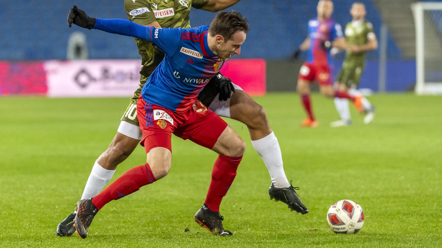 Sions Itaitinga, links, im Kampf um den Ball gegen Basels Luca Zuffi, rechts, im Fussball Meisterschaftsspiel der Super League zwischen dem FC Basel 1893 und dem FC Sion im Stadion St. Jakob-Park in B ...