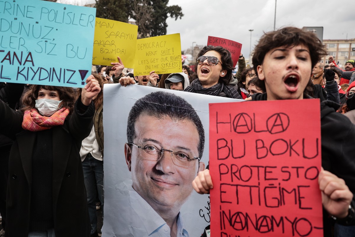 epa11976197 Student protesters hold pictures of Ekrem Imamoglu as they march to the Istanbul Municipality headquarters following the Istanbul Municipality's arrest of Imamoglu in Istanbul, Turkey ...