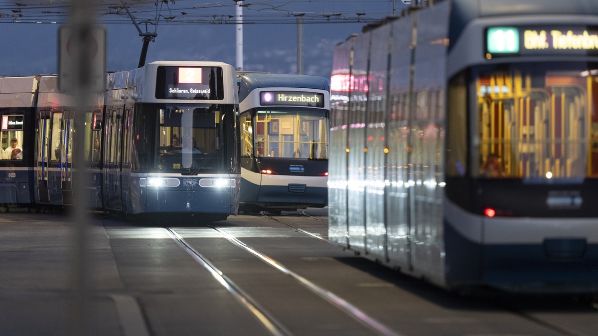 Ein Flexity-Tram und zwei Cobra-Trams der VBZ kreuzen sich nachts auf der Bahnhofstrasse beim Buerkliplatz, fotografiert am Montag, 25. Mai 2026 in Zuerich. (KEYSTONE/Gaetan Bally)