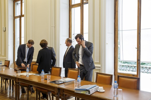 Le president du Conseil d&#039;Etat Antonio Hodgers, gauche, et les conseillers d&#039;Etat Anne Emery-Torracinta, 2e gauche, Serge Dal Busco, 2e droite, et Pierre Maudet, droite, quittent la table a  ...