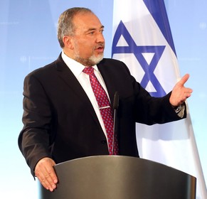 Lieberman gilt als Hardliner und lebt in einer jüdischen Siedlung&nbsp;– so will er seine Sympathie mit der Siedlungspolitik untermauern.