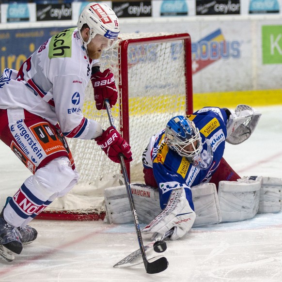 SC Rapperswil-Jona Lakers Stuermer Martin Ness, links, gegen EHC Kloten Torhueter Luca Boltshauser im dritten Eishockey Spiel der Ligaqualifikation der National League zwischen dem EHC Kloten und dem  ...