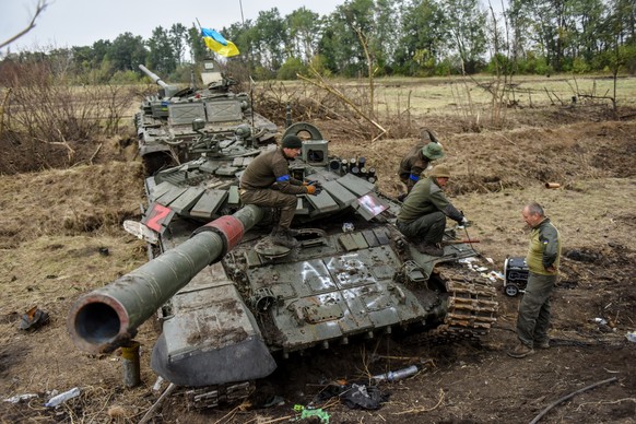 epa10186463 Ukrainian serviceman repair a captured Russian tank in Kharkiv region, Ukraine, 15 September 2022. The Ukrainian army pushed Russian troops from occupied territory in the northeast of the  ...