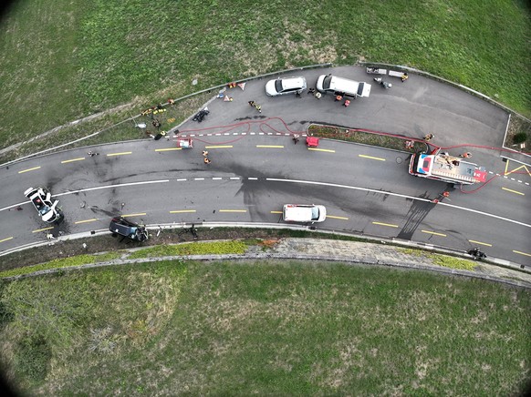 Die Unfallstelle auf der Schlagstrasse in Steinen SZ.