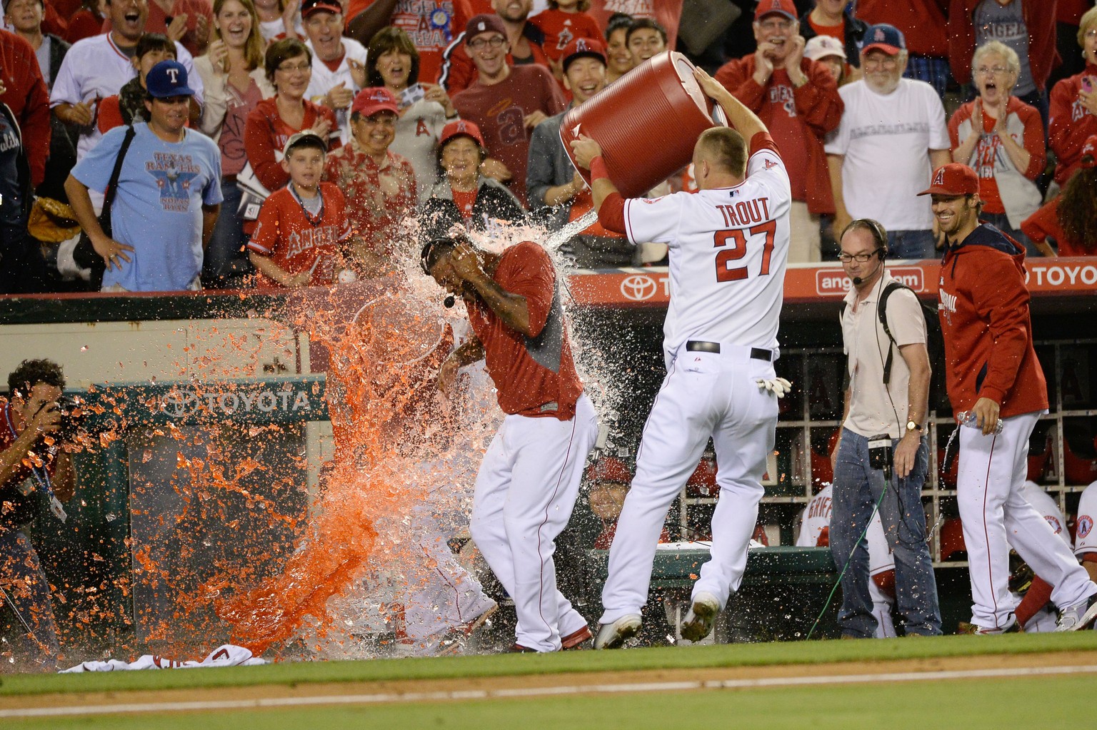 Die Baseballer der Los Angeles Angels feiern den spielentscheidenden Run gegen die Texas Rangers. Hoffentlich ist die Brühe tatsächlich von isotonischer Natur – schaut eher aus wie Säure.