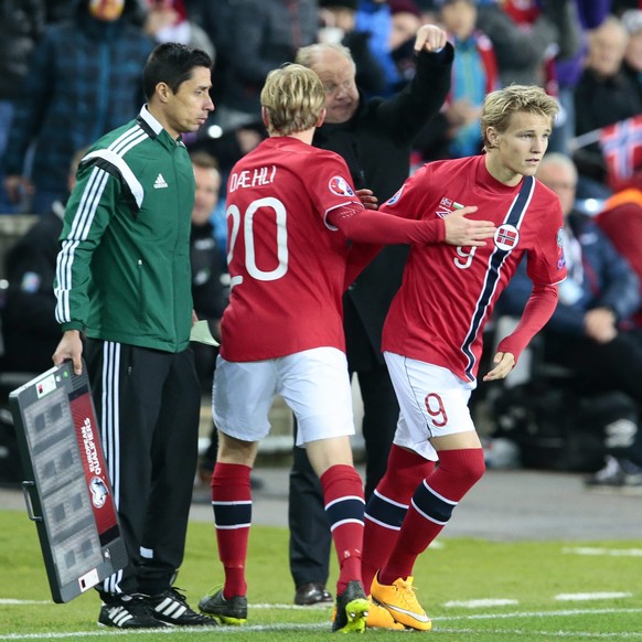 epa04445499 Norway&#039;s Mats Moeller Daehli (C) is being substituted for Martin Odegaard (R) during the UEFA EURO 2016 qualifying match between Norway and Bulgaria at Ullevaal Stadium in Oslo, Norwa ...