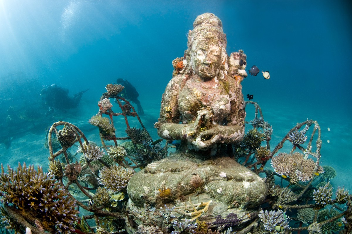 Buddha meditiert tief.
