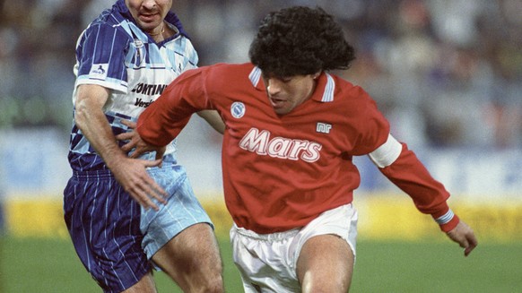 Diego Maradona im Zweikampf mit Jan Svensson.