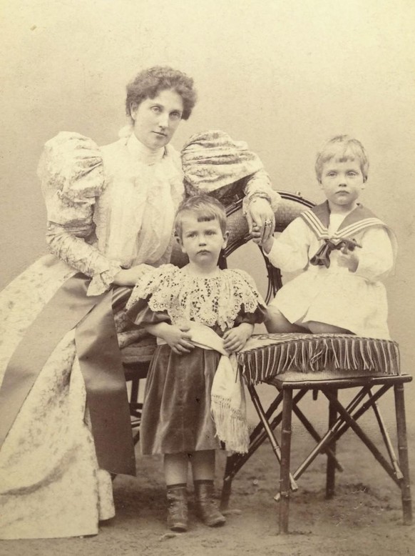 Luise mit zwei ihrer älteren Söhne, 1890er-Jahre.
https://commons.wikimedia.org/wiki/File:Crown_Princess_Louise_of_Saxony_with_two_eldest_sons.jpg