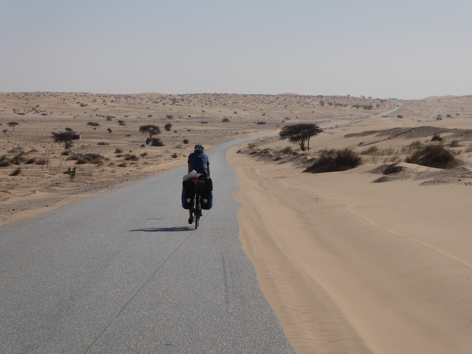 Bild 21
Mauretanien (08.01.2019):
Vor der Sahara hatten wir im Vorfeld extrem viel Respekt, insbesondere wegen dem fehlenden Wasser. Wir waren aber überrascht als immer wieder einzelne Häuser auftauch ...