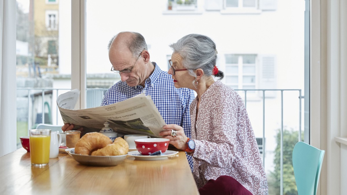 ZU DER EIDGENOESSISCHEN ABSTIMMUNG VOM 24. SEPTEMBER 2017 UEBER DIE REFORM DER ALTERSVORSORGE 2020 STELLEN WIR IHNEN FOLGENDES BILDMATERIAL ZUR VERFUEGUNG - [Symbolic Image, Staged Picture] An elderly ...