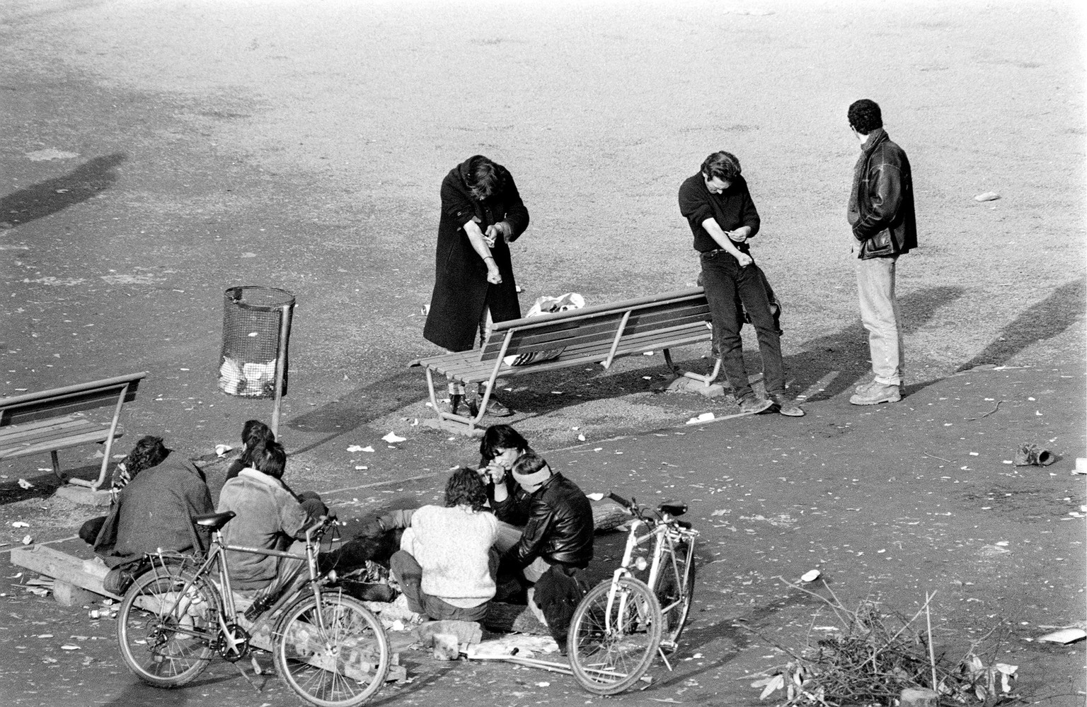 ZUM 20. JAHRESTAG DES PILOTVERSUCHS DER KONTROLLIERTEN DROGENABGABE IN ZUERICH, SCHWEIZ, AM SAMSTAG, 30. NOVEMBER 2013, STELLEN WIR IHNEN FOLGENDES BILDMATERIAL ZUR VERFUEGUNG - Die Drogenszene am Pla ...