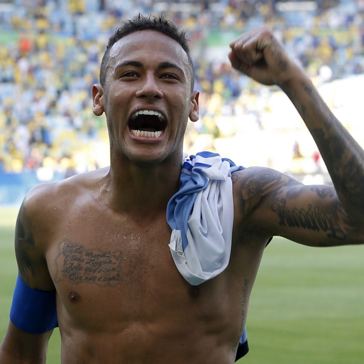 epa05493562 Neymar of Brazil celebrates winning the men's semi final match of the Rio 2016 Olympic Games Soccer tournament between Brazil and Honduras at the Maracana Stadium in Rio de Janeiro, B ...