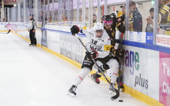 Gotterons Ryan Gunderson gegen Ajoies Maxime Fortier im Eishockey Meisterschaftsspiel der National League zwischen dem HC Ajoie und dem HC Fribourg Gotteron fotografiert am Samstag, 16. Oktober 2021,  ...